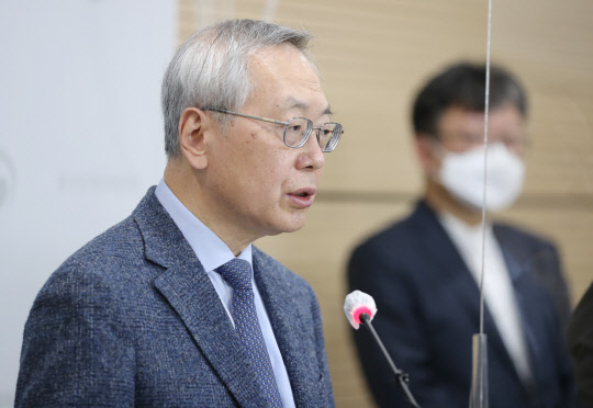 회의 결과 발표하는 김중곤 백신 피해조사반장  예방접종 피해조사반장인 김중곤 서울의료원 소아청소년과장이 8일 오후 충북 청주시 질병관리본부에서 신종 코로나바이러스 감염증(코로나19) 예방접종 후 사망 사례와 백신 접종 간 연관성이 있는지를 검토한 회의 결과를 발표하고 있다. 연합